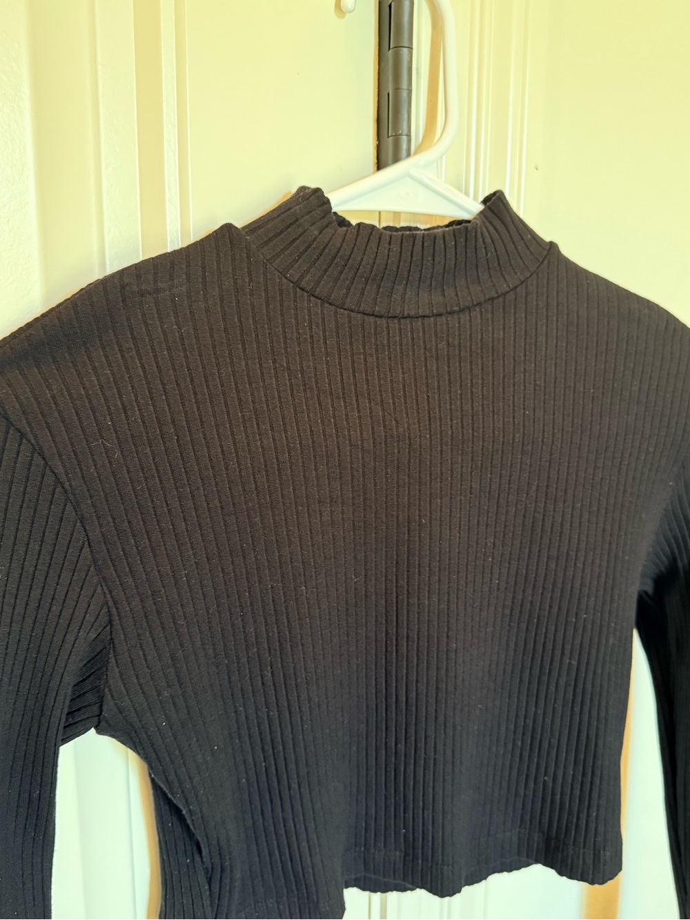 FARM Rio Black Ribbed Long-Sleeve Cropped Tee - Picture 4 of 5